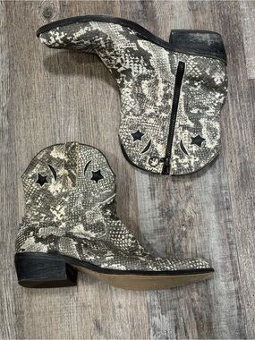 Ziginy "She's an Animal" western ankle boots grey snakeskin print size 8.5